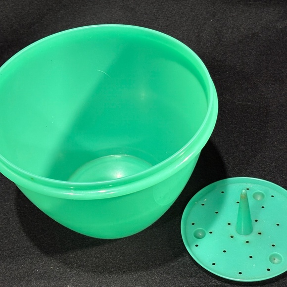 Vintage TUPPERWARE Crips It Lettuce Keeper Green Bowl #679-2 & Holder #681-6 - Picture 6 of 6